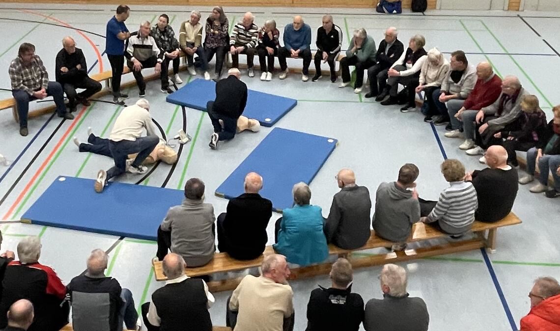 An Puppen wird aus dem theoretischen Wissen praktische Erfahrung. Foto: privat