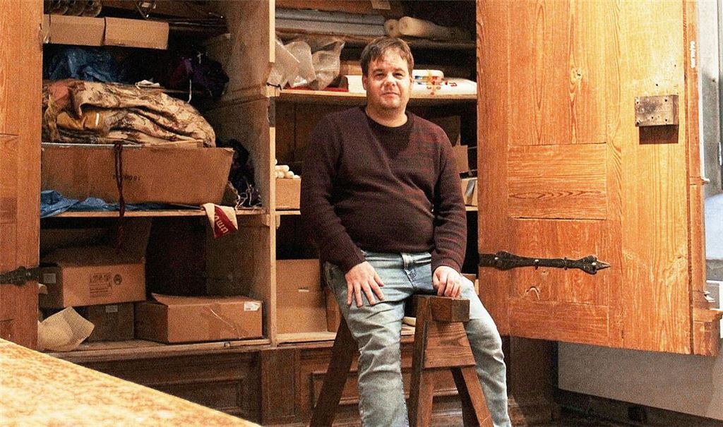 An Schränken mangelt es nicht: Manuel Kunemann, hauptamtlicher Mesner am Konstanzer Münster. 
Foto: Uli Fricker
An Schränken mangelt es nicht: Manuel Kunemann, hauptamtlicher Mesner am Konstanzer Münster.