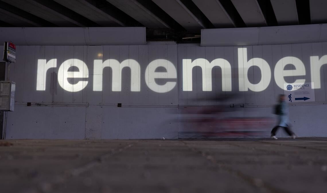 An Unterführung an der Metrostation Maalbeek, an der am 22. März 2016 einer der Terroranschlag stattfand, wird derzeit das englische Wort "remember" die Wand projiziert und damit zum Erinnern angeregt.