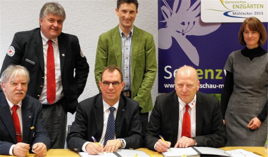 An Wochenenden oder bei Großveranstaltungen werden auf dem Gartenschau-Gelände Rot-Kreuz-Helfer vorsorglich präsent sein. Die Vereinbarung unterzeichneten gestern (v.li.) Ortsvereinsvorsitzender Thomas Krack, Kreisbereitschaftsführer Wolfgang Haalboom, Oberbürgermeister Frank Schneider, der Mühlacker Ordnungsamtsleiter Ulrich Saur, Kreisgeschäftsführer Werner Hänlein sowie Viola Hellwag von der Gartenschau-Projektleitung. Foto: Kollros