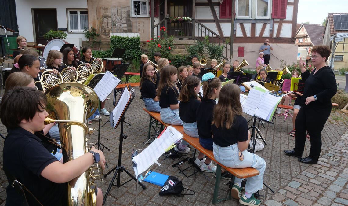 An allen Ecken klingt es im Dorf. Hier zeigt die Bläserklasse ihr Können.