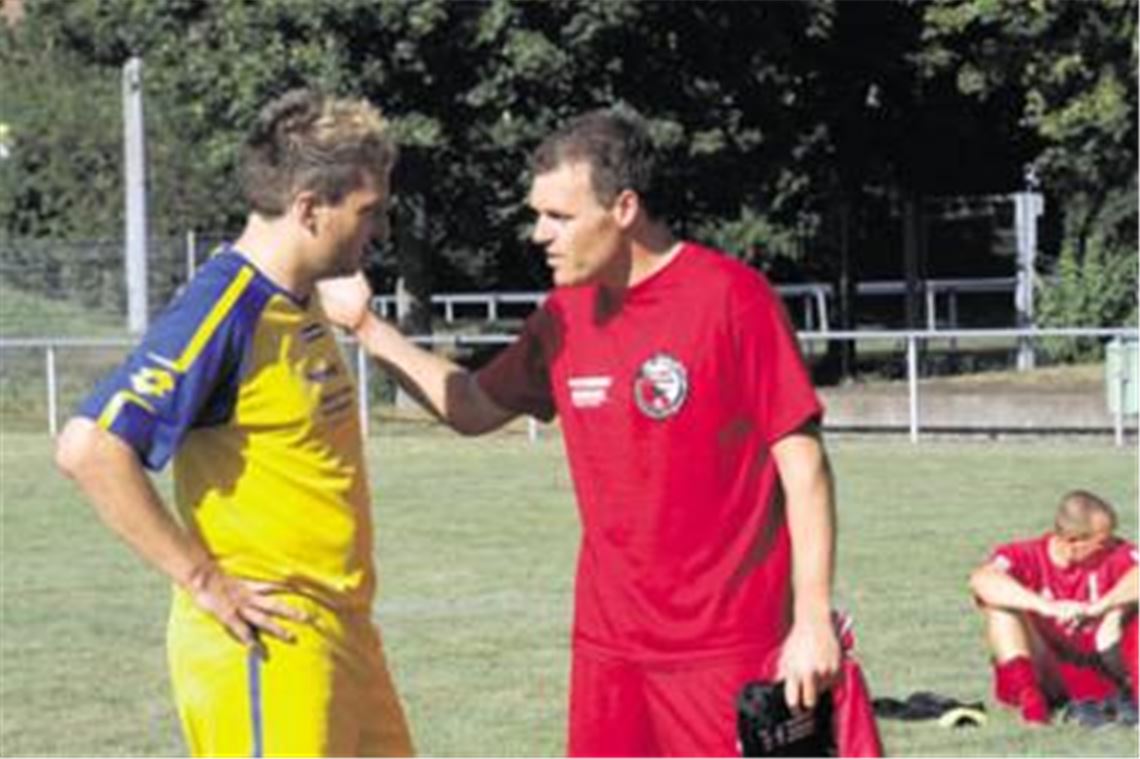 An das Gastspiel in Lomersheim in der Hinrunde hat Frank Scheible (Mitte) keine guten Erinnerungen. Zwar erzielte er für Wiernsheim die zwischenzeitliche 2:1-Führung. Doch Simon Roller (li.) traf insgesamt dreimal für Phönix und sicherte den Blau-Gelben den Sieg. Gleich zum Auftakt der Rückserie in der Kreisliga A3 steht am 21. Februar die Revanche auf dem Spielplan. Foto: Eigner