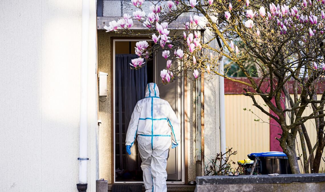 An dem Einfamilienhaus in Barsinghausen läuft die Spurensicherung.