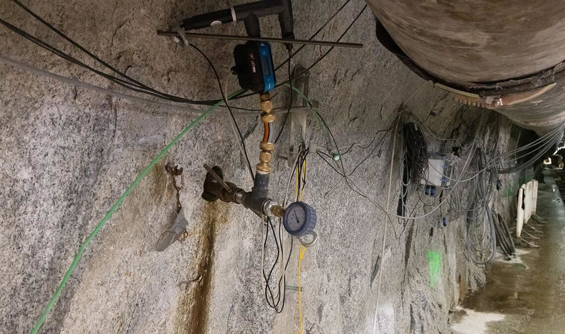 An dem Felslabor wurden Hunderte Sensoren angebracht.