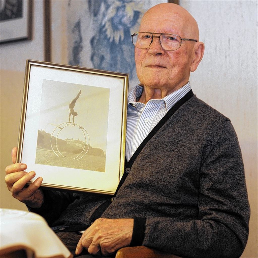 An den Gewinn der Deutschen Meisterschaft im Rhönrad erinnert sich Herbert Vay an seinem 99. Geburtstag gern. Foto: Fotomoment