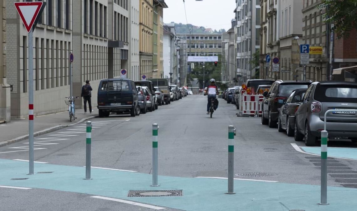 An den Kreuzungen der Augustenstraße ist für Autos nur Abbiegen möglich. Radler können zwischen den Absperrpfosten durch, müssen aber das Verkehrszeichen beachten.
