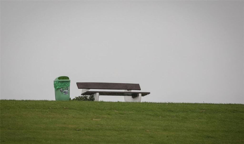 An den Küsten kann es zum Wochenbeginn stürmisch werden. (Symbolbild)