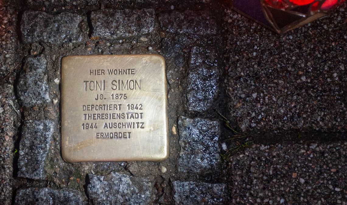An den „Stolpersteinen“ mit den Namen der Opfer wird an die Unmenschlichkeit des Nazi-Regimes erinnert. Foto: Fotomoment