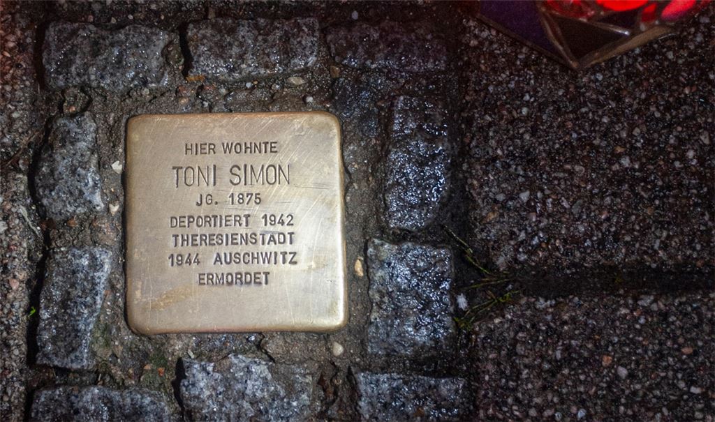 An den „Stolpersteinen“ mit den Namen der Opfer wird an die Unmenschlichkeit des Nazi-Regimes erinnert. Foto: Fotomoment
