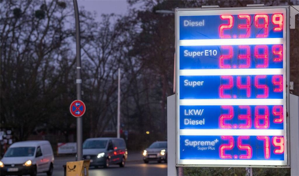 An den Tankstellen (hier in Berlin) werden derzeit Spitzenpreise aufgerufen, wie es sie seit vier Jahren nicht mehr gegeben hat.