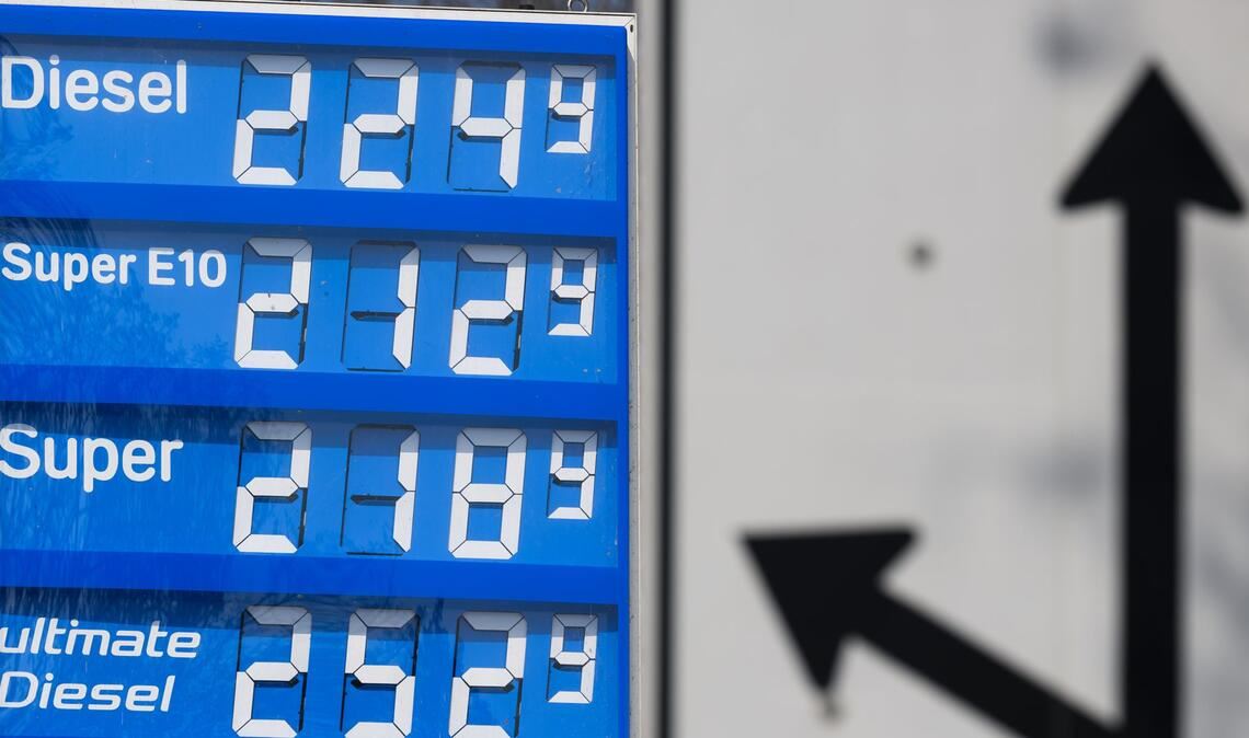 An den Tankstellen werden Preise aufgerufen, die Autofahrer schwindelig machen können.