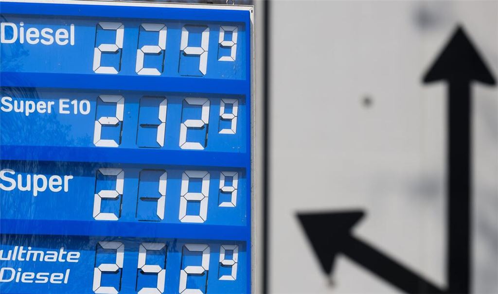 An den Tankstellen werden Preise aufgerufen, die Autofahrer schwindelig machen können.