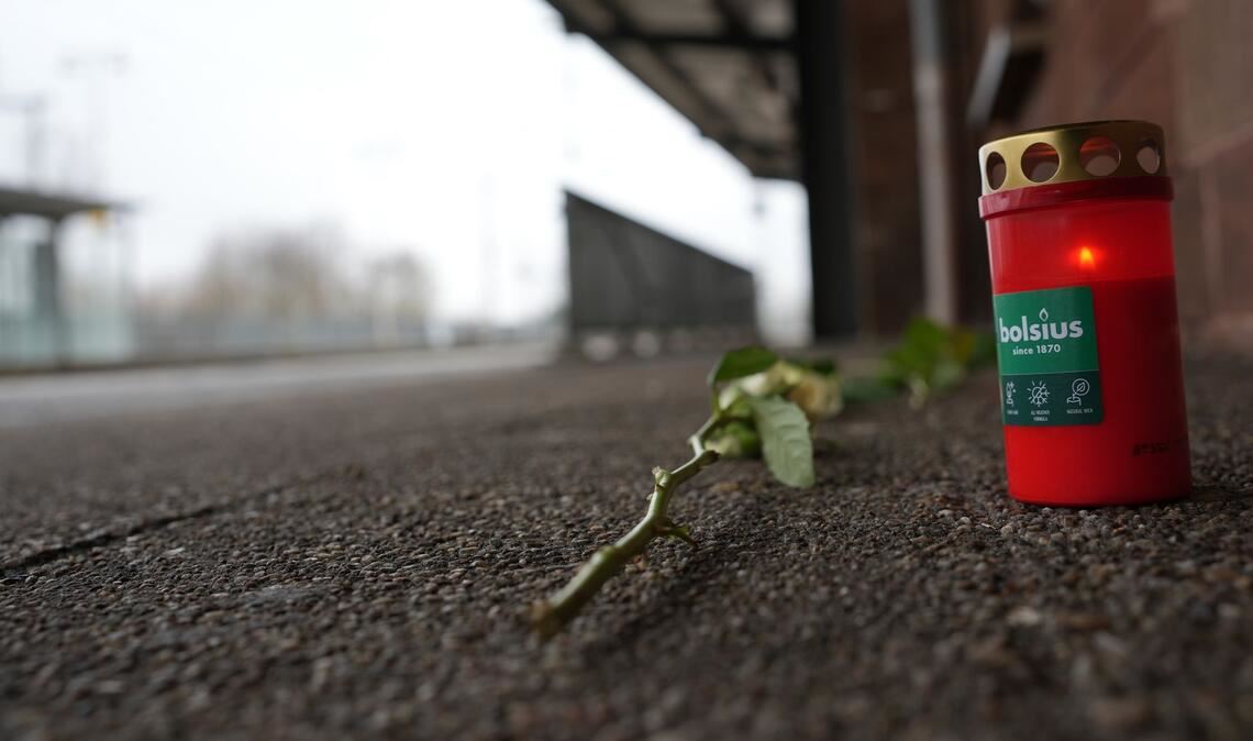 An den getöteten Zugbegleiter wird am Bahnhof Landstuhl erinnert.