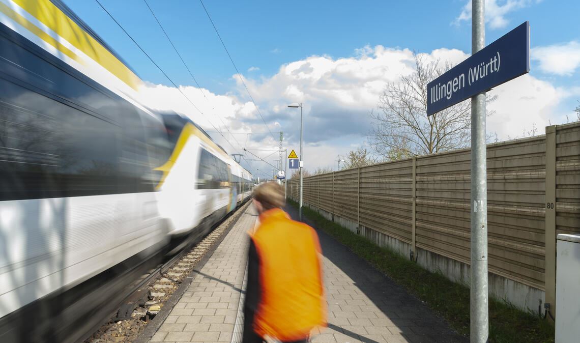 An der Bahnstrecke zwischen Illingen und Mühlacker wird gearbeitet, was für Lärm sorgt. Foto: Archiv/Fotomoment
