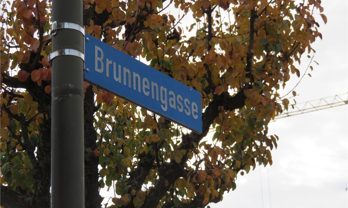 An der Brunnengasse in Dürrmenz treffen verloren gegangene und erhalten gebliebene Zeugnisse der Vergangenheit auf gerade erst entstehende Gebäude.Becker