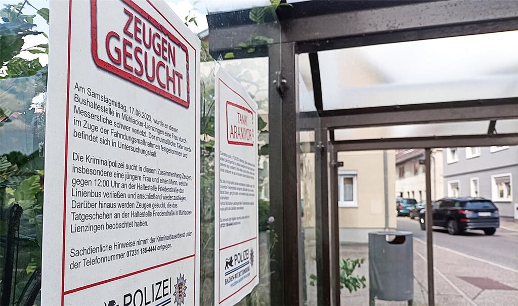An der Bushaltestelle wird nach der Tat mit Plakaten nach Zeugen gesucht. Foto: Archiv