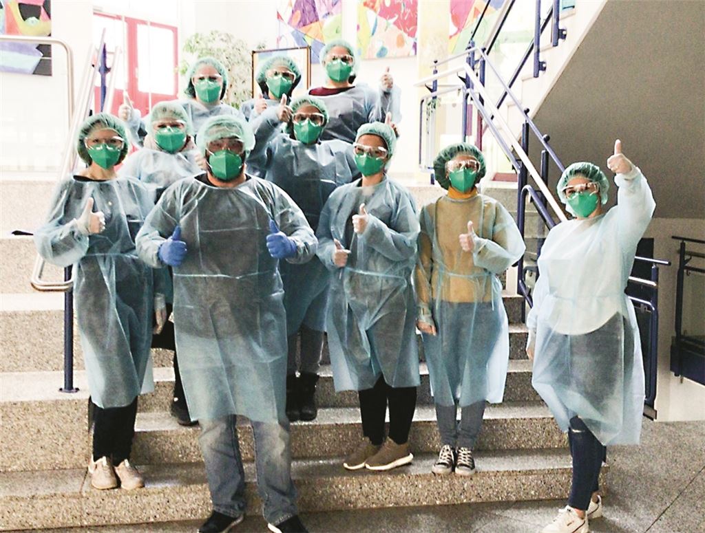 An der Dr. Johannes-Faust-Schule in Knittlingen werden Eltern, die sich zuvor kritisch zu Tests an Schulen geäußert hatten, zu ehrenamtlichen Covid-19-Testern ausgebildet.privat