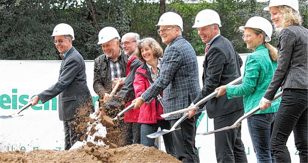 An der Ensinger Straße in Illingen setzen Vertreter des Landkreises, der örtlichen Kirchen, der Baufirma Weisenburger sowie vom Arbeitskreis Asyl den ersten Spatenstich.