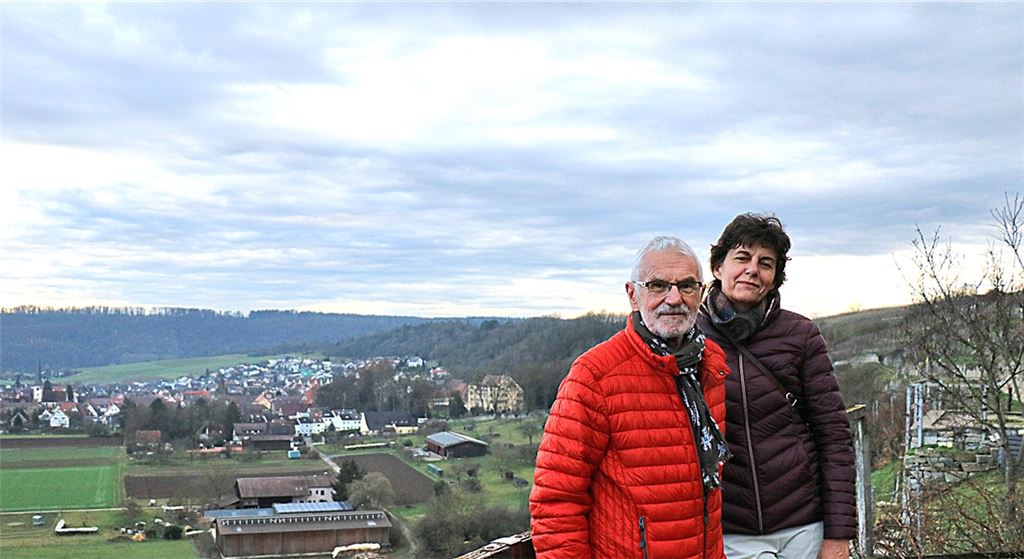 An der Enzschleife oberhalb von Mühlhausen genießen Richard und Katharina Raab aus Kleinglattbach den Ausblick auf die Steillagen des hiesigen Weins und das Schloss.Fotos/Screenshots: Wewoda