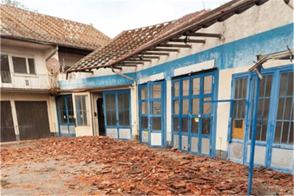 An der Goethestraße in Mühlacker läuft derzeit der Abriss des Gebäudekomplexes, in dem lange Jahre ein Motorradhändler untergebracht war. Foto: Fotomoment