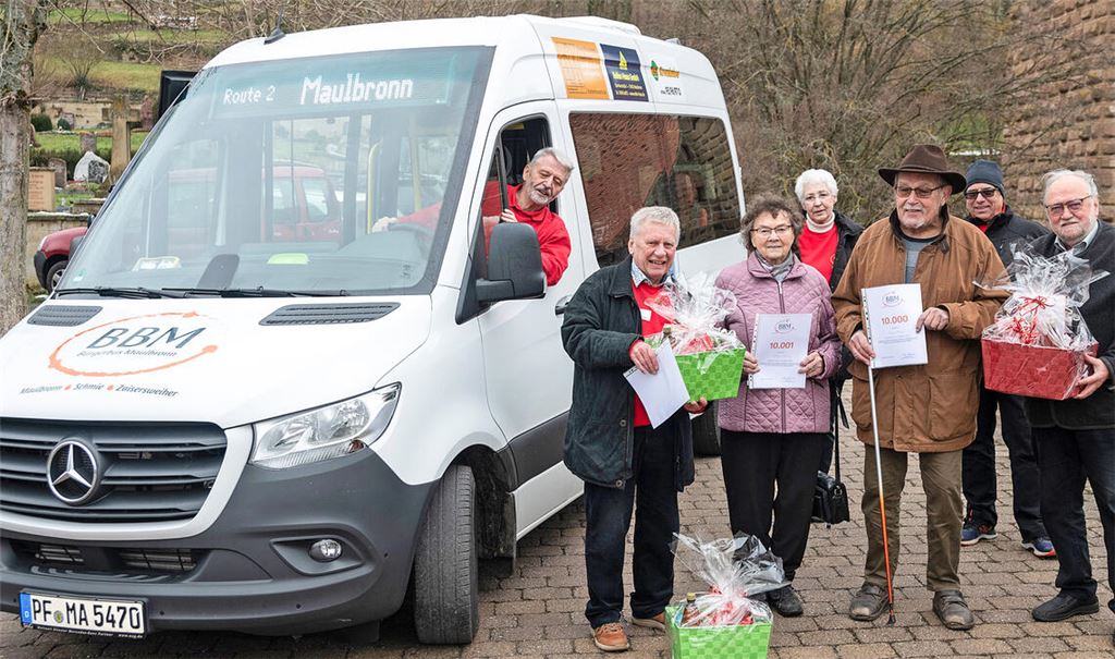 An der Haltestelle Friedhofweg freuen sich Fahrer Gerhard Walter (v.li.), Vereinschef Heinz Kammer, Erika Ludwig, Angela Gotzmann, Herwig Ehrlich, Stefan Joachim und Hermann Kölbel über den Erfolg des ehrenamtlich getragenen ÖPNV-Angebots. Foto: Fotomoment