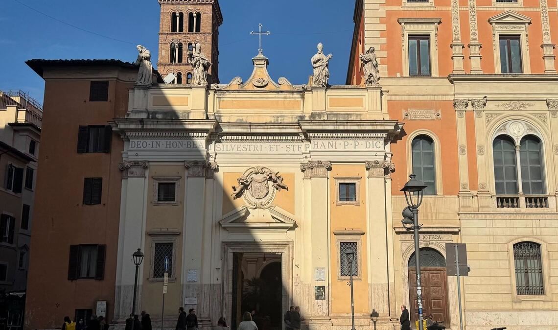 An der Kirche San Silvestro in Capite mitten im Rom gehen jeden Tag Tausende Touristen vorbei. (Archivbild)