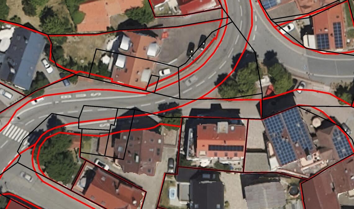 An der Kreuzung Wurmberger Straße/Rathausstraße in Wimsheim wurden im Zuge der Flurneuordnung die bisherigen Grenzen (schwarz) durch neue (rot) ersetzt. Bild: Enzkreis