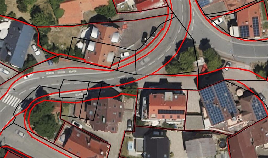 An der Kreuzung Wurmberger Straße/Rathausstraße in Wimsheim wurden im Zuge der Flurneuordnung die bisherigen Grenzen (schwarz) durch neue (rot) ersetzt. Bild: Enzkreis