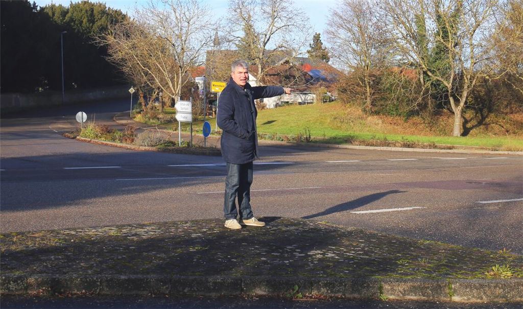 An der Kreuzung, wo die Straße „Im Bild“ und die Hindenburgstraße in die L1134/Weiherstraße münden, kann sich Matthias Enz einen Kreisverkehr vorstellen. Foto: Schüller