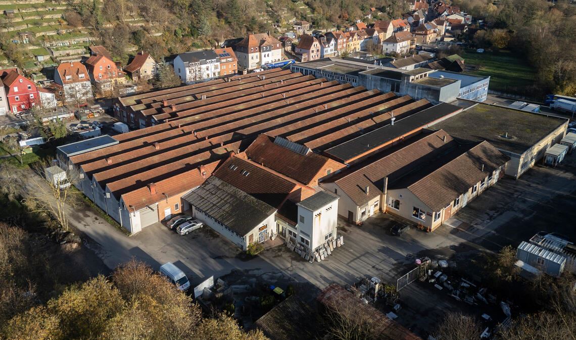 An der Mühlackerstraße 77 in Lomersheim, wo unter anderem das Metallbauunternehmen Maunz beheimatet ist, werden Pläne für einen Einkaufsmarkt vorangetrieben. Foto: Fotomoment