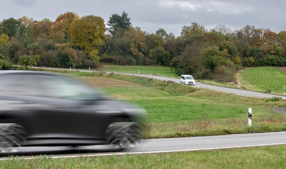 An der Plattenwaldstrecke, dem Vernehmen nach auf dem unteren Abschnitt zwischen Dürrmenz und Reithalle, wird nachts der gestohlene und danach verunglückte VW Polo entdeckt. Vom Dieb und Fahrer fehlt allerdings jede Spur. Foto: Fotomoment