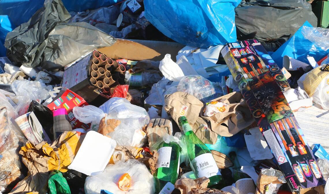 An der Sammelstelle des städtischen Bauhofs kommen viele Reste von Raketen und Böllern sowie sonstige Hinterlassenschaften aus der Silversternacht zusammen. Fotos: Schüller, privat