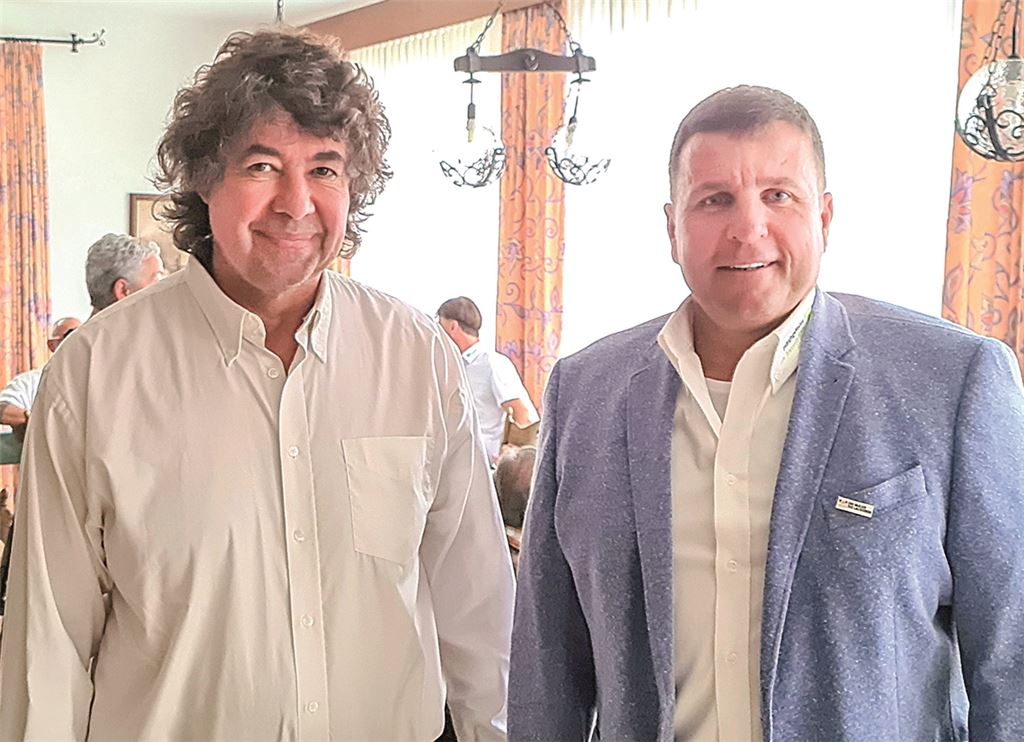 An der Spitze der Maler- und Lackiererinnung Pforzheim-Enzkreis stehen weiterhin Obermeister Heiko Seiter (re.) und sein Stellvertreter Eric Schach. Foto: Peche
