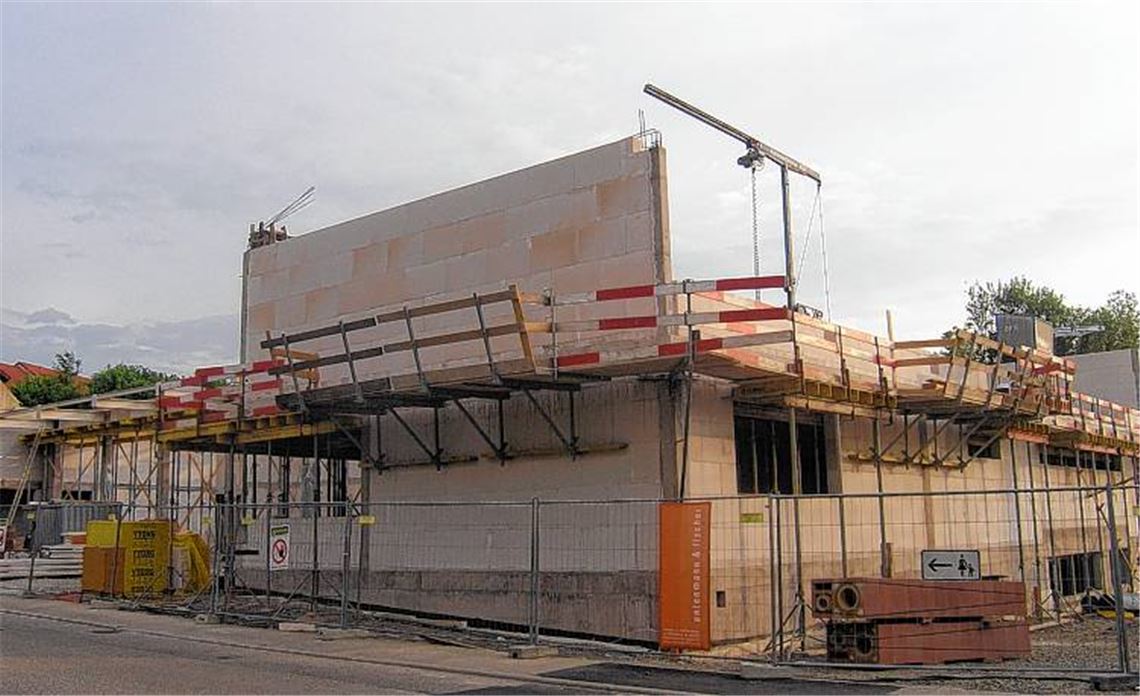 An der Stuttgarter Straße wächst das Domizil von Feuerwehr und DRK in die Höhe.