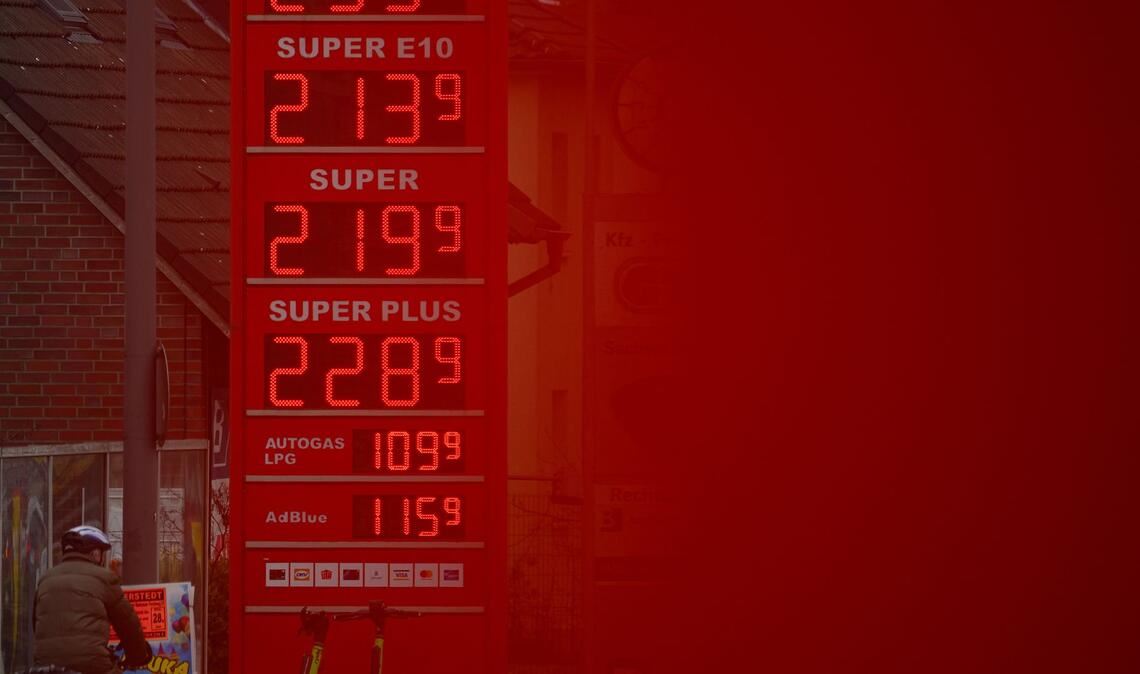 An der Tankstelle bekommen die Menschen die Folgen des Iran-Kriegs zu spüren. (Archivbild)