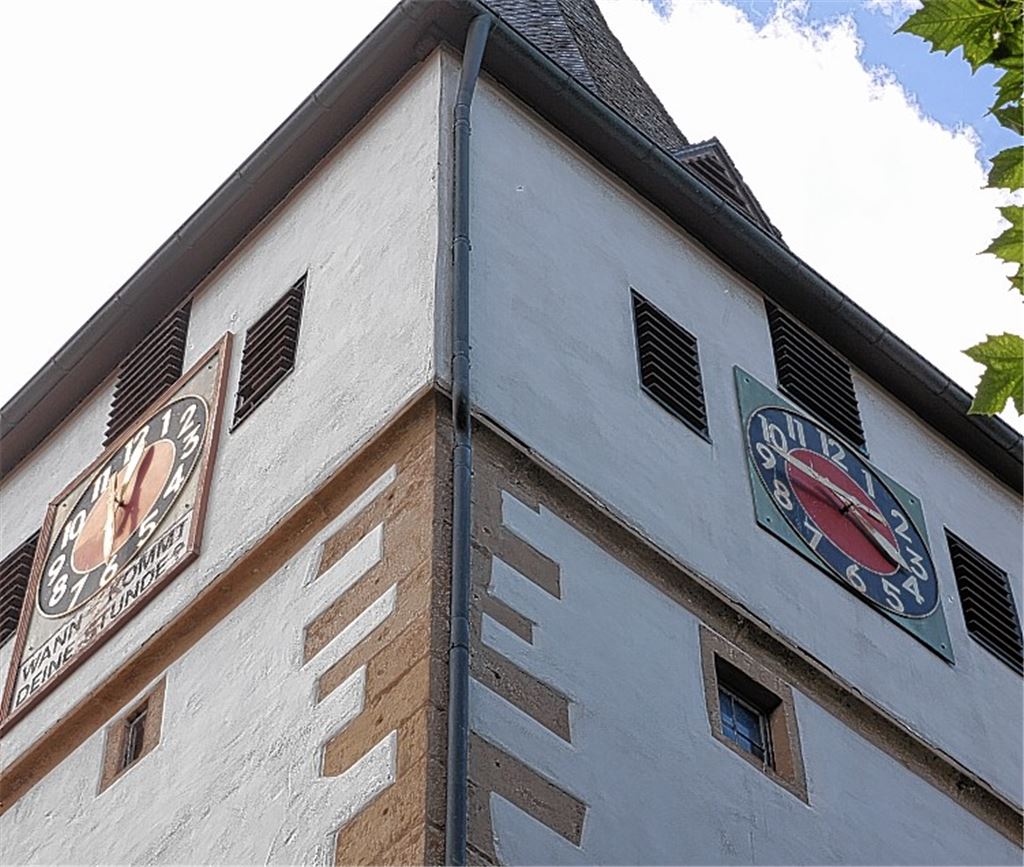 An der Uhr zur Südseite (im Bild links) hat der Zahn der Zeit zu heftig genagt.