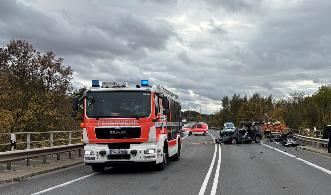 Unfall mit drei Toten im Kanal – Polizei untersucht Leichen An der Unfallstelle hat die B4 nur je eine Spur pro Fahrtrichtung.