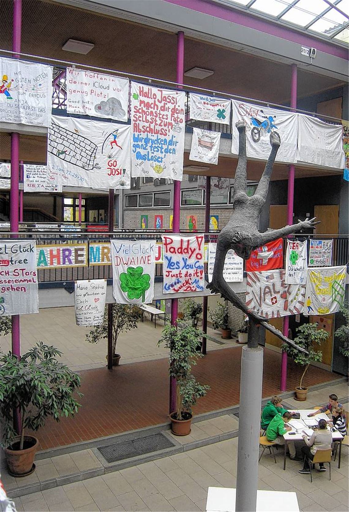 An der Unterstützung durch Mitschüler, Freunde und Familienmitglieder mangelt es nicht, wie die Plakate im Inneren der Mühlacker Mörike-Realschule eindrucksvoll unter Beweis stellen.