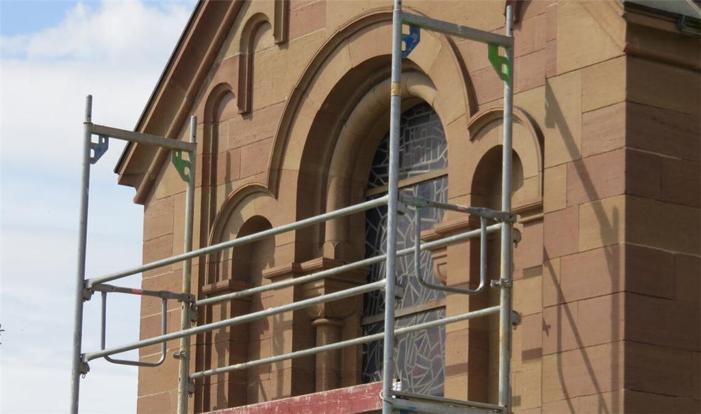 An der Waldenserkirche in Schönenberg wird nach wie vor gearbeitet. Foto: Becker