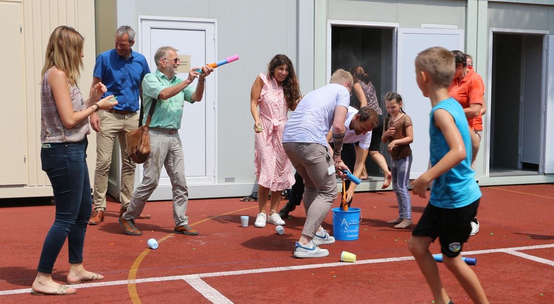 An der Wasserschlacht beteiligen sich (v.li.) Verbindungslehrerin und Mitkoordinatorin Melanie Siali, Schulleiter Veit Kibele, Jugendamtsleiter Wolfgang Schwaab und Sozialdezernentin Katja Kreeb. Auch Jugendhilfeleiter Paul Renner und Landrat Bastian Rosenau – hier beim Aufladen ihrer Wasserkanonen – mischen mit.Foto: Willimek