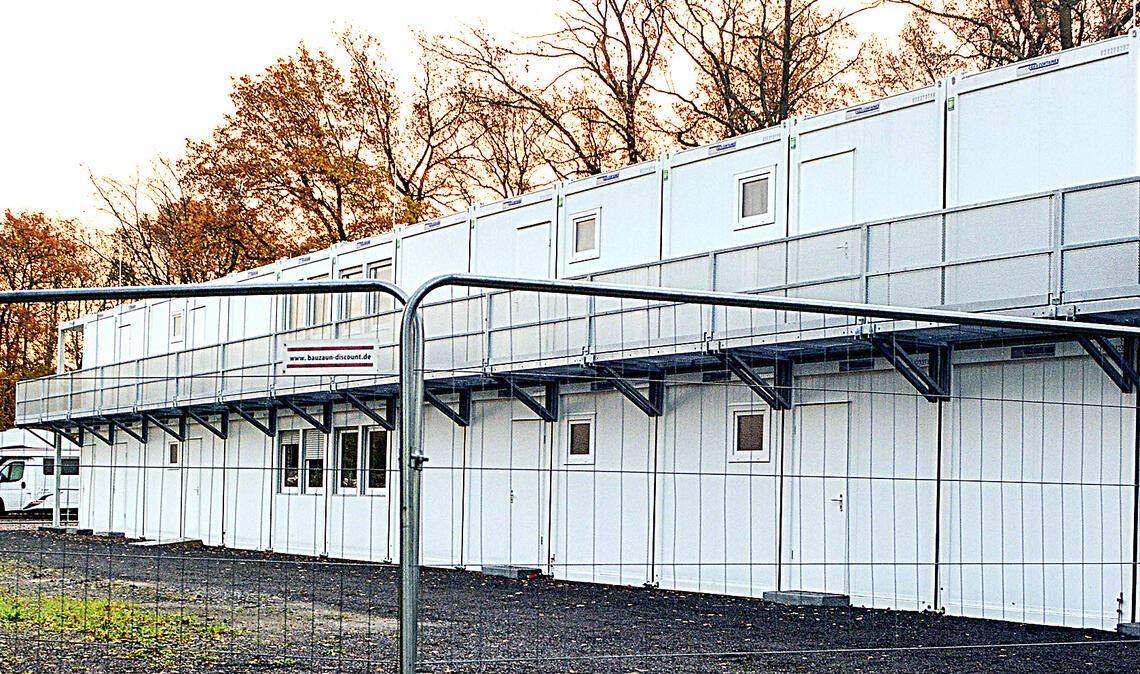 An der Wilhelmstraße in Illingen sollen weitere Wohncontainer für Geflüchtete aufgestellt werden – ob nur für den Eigenbedarf oder auch für den Enzkreis, ist noch unklar. Foto: Stahlfeld