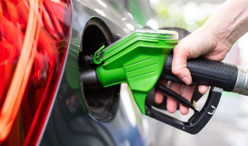 An der Zapfsäule wird der Krieg im Nahen Osten für jeden Autofahrer spürbar.