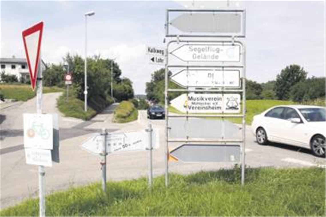 An der Zufahrt zum Wullesee (Bild oben) dürfen die Autofahrer das Gaspedal schon wieder kräftig durchdrücken. Sie haben die geschlossene Ortschaft verlassen. Das Ortsschild hinter die Zufahrt zu versetzen, ist laut der Straßenverkehrsordnung ausgeschlossen. 
Fotos: Goertz