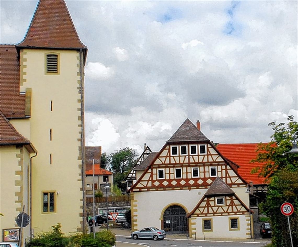 An der Zukunft des alten Rathauses in Dürrn scheiden sich die Geister. Foto: Schott