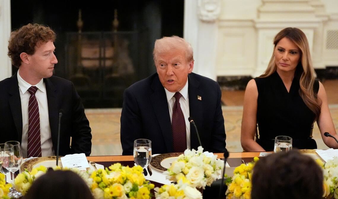 An der langen Tafel nahm direkt neben Trump Meta-Chef Mark Zuckerberg Platz.