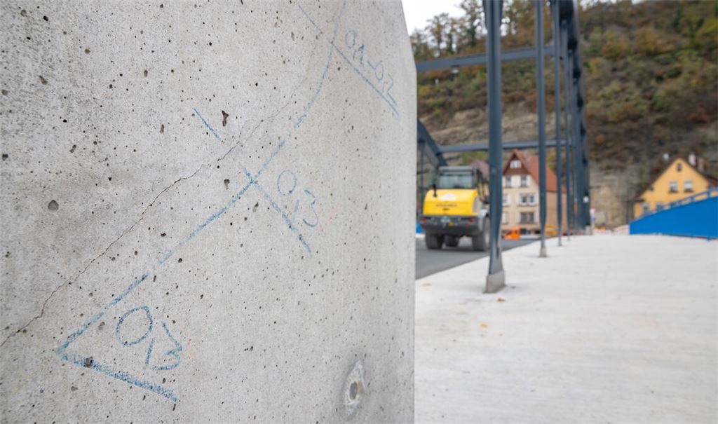 An der neuen Herrenwaagbrücke zeigen sich an verschiedenen Stellen Risse im Beton. Sie stehen laut dem Regierungspräsidium schon seit Juli unter Beobachtung. Fotos: Fotomoment