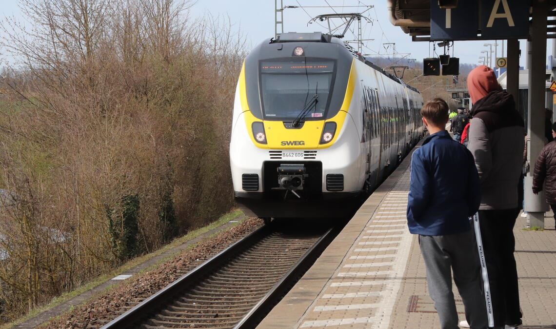 Junger Mann in Vaihingen am Bahnhof von Güterzug erfasst An der weißen Linie – hier am Bahnhof Vaihingen – ist Schluss. Sich näher an der Bahnsteigkante aufzuhalten, ist verboten. Foto: Arning