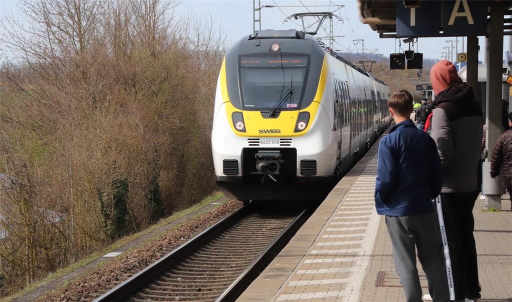 An der weißen Linie – hier am Bahnhof Vaihingen – ist Schluss. Sich näher an der Bahnsteigkante aufzuhalten, ist verboten. Foto: Arning