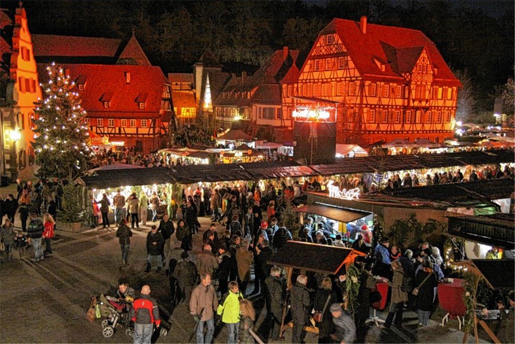An die 30000 Besucher erwarten die Macher des Weihnachtsmarkts. Der Maulbronner Klosterhof bietet die perfekte Kulisse für Kunsthandwerk, Glühwein und Co. 