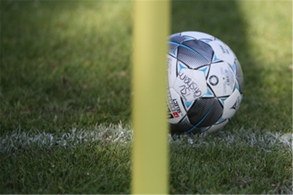 An diesem Mittwochabend rollt der Ball auf dem Platz des TSV Ötisheim. Foto: Huber